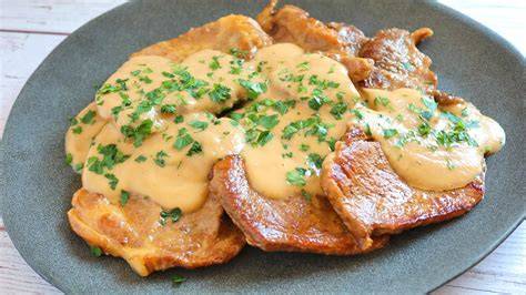 Filetes de cerdo guisados en salsa con guarnición