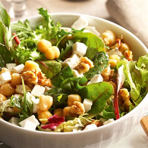 Hamburguesa de garbanzos y feta con ensalada