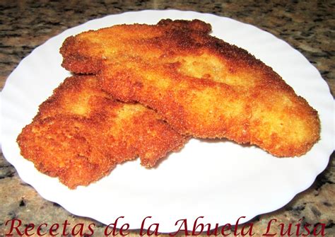 plato de pechugas de pollo empanadas recién hechas