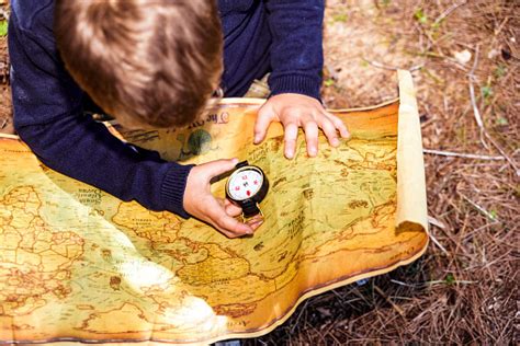Niño usando una brújula Faber-Castell