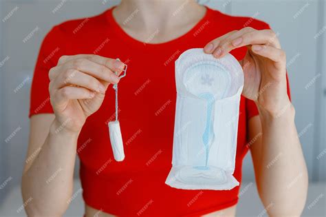Mujer sosteniendo una copa menstrual limpia
