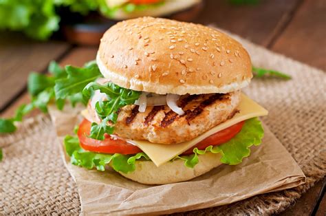 plato equilibrado con hamburguesa de pollo y vegetales frescos