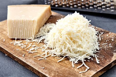 Proceso de rallado de queso curado para la masa