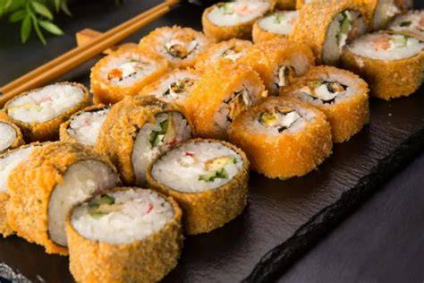 Proceso de empanizado de rollos de sushi