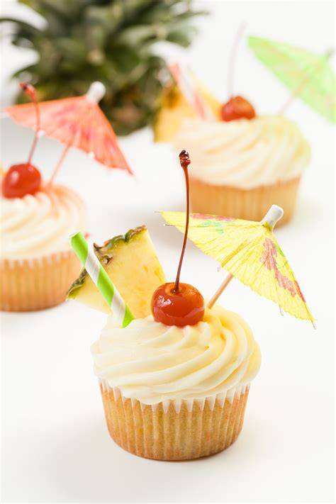 Pastelitos de piña colada decorados