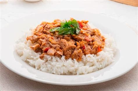 Plato de guiso de atún servido con arroz