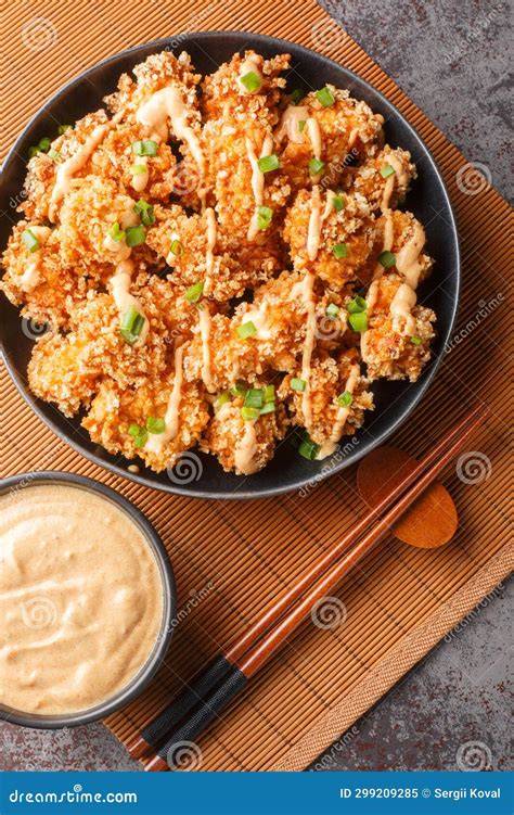 plato de pollo frito crujiente con panko sobre una mesa