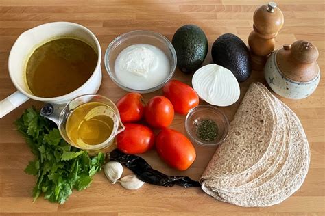 Ingredientes frescos para la sopa de tortilla: tomates, chiles, aguacate y tortillas