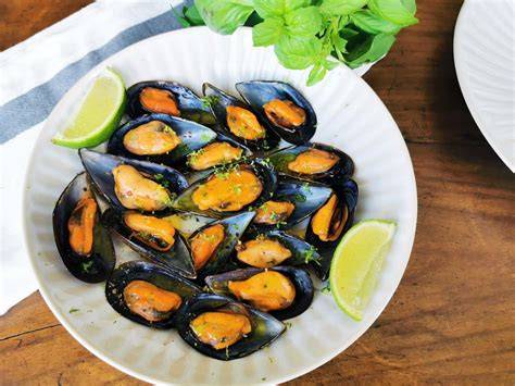 Mejillones y almejas abriéndose al vapor