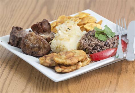 Plato cubano completo con pernil, arroz congris y yuca con mojo