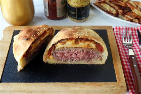 Hamburguesa envuelta en masa de pizza