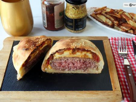 Hamburguesa envuelta en masa de pizza cocinada en freidora de aire