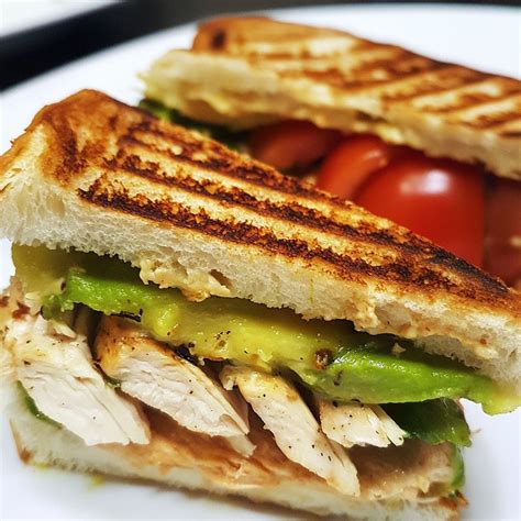 Sándwich de pollo desmenuzado con aguacate y lechuga