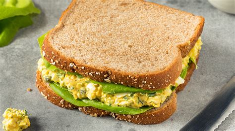 Sándwich de ensalada de huevo en pan blanco