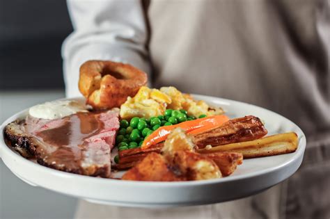 Mesa con un Sunday Roast tradicional