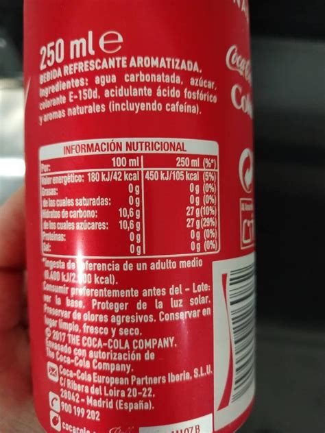 Etiqueta nutricional de una lata de refresco con ingredientes resaltados