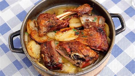 Plato de jarrete de ternasco asado con guarnición de patatas