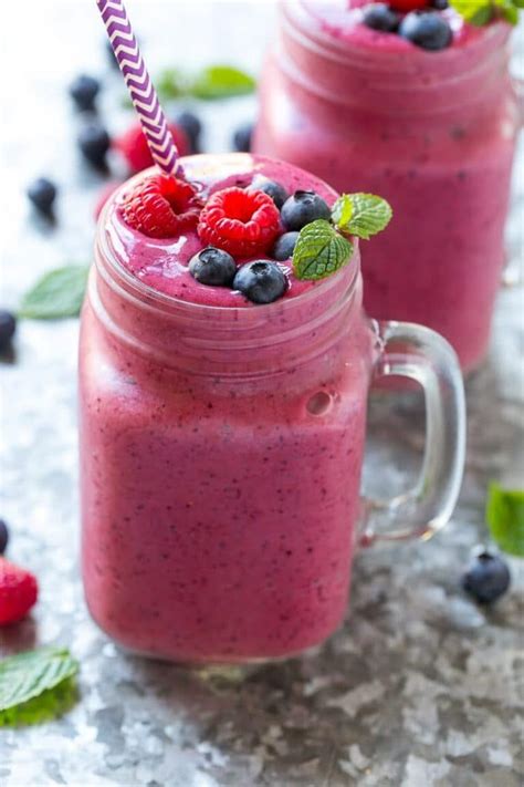 smoothie de frutos rojos en vaso de cristal