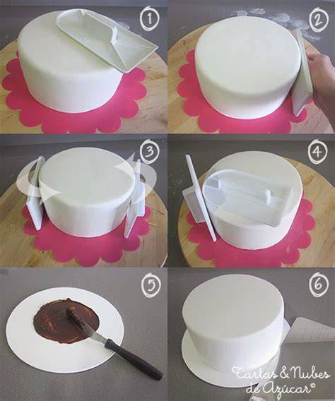 Proceso de cubrir una torta redonda con fondant
