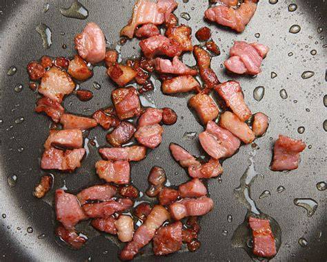 Guanciale dorándose en la sartén
