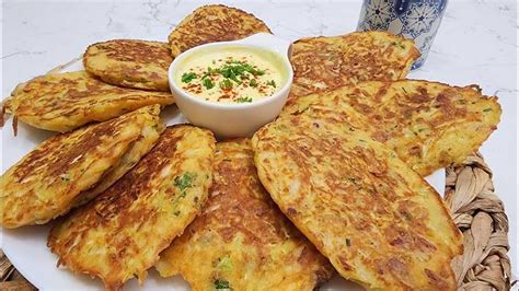 Tortitas de repollo fritas servidas con salsa