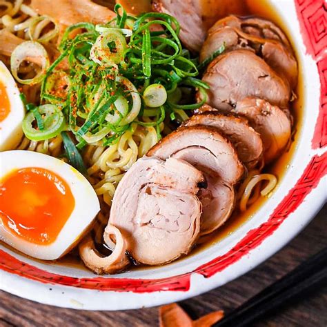 Plato de ramen con sus toppings típicos: chashu, ajitama, negi, menma y nori