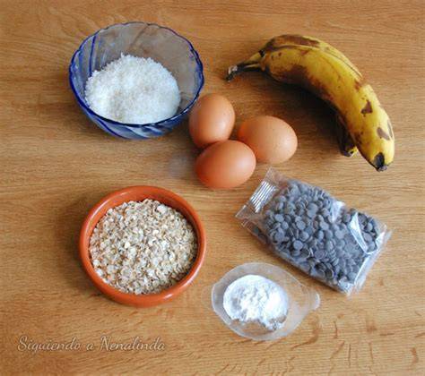 ingredientes principales: plátano maduro, copos de avena y chocolate