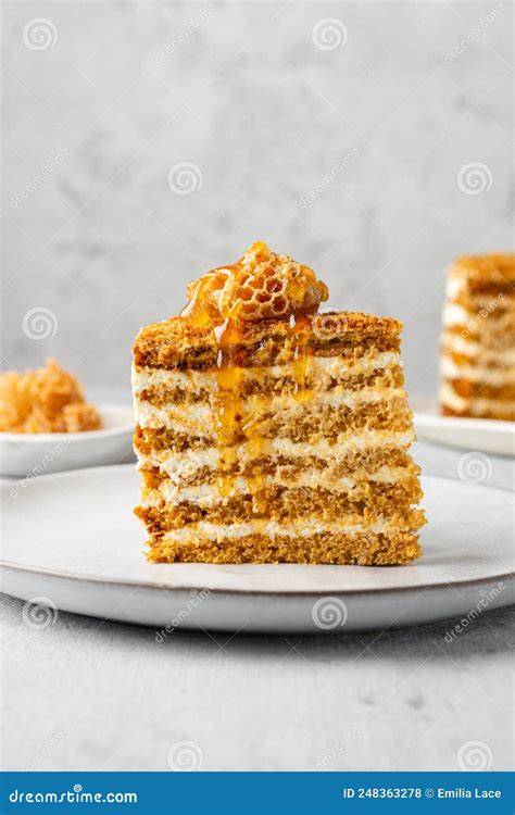 torta de bolacha en capas servida en un plato
