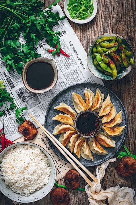 Mesa preparada con diversas salsas para acompañar gyozas: soja, ponzu y picante