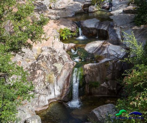 Paisaje de Garganta la Olla con casas tradicionales y naturaleza circundante