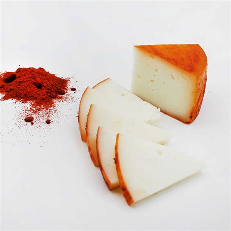 Plato de pimentón de la Vera con queso de cabra