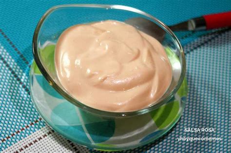 Salsa rosa casera para acompañar el pastel