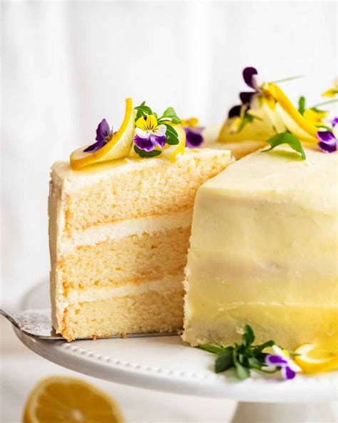 Pastel de limón con capas y glaseado decorativo