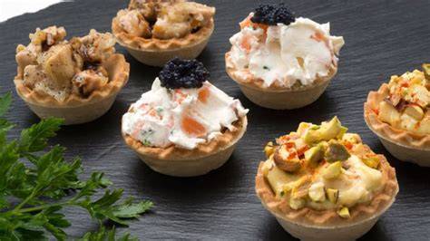Variedad de tartaletas dulces y saladas