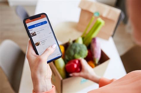 Persona pidiendo comida en línea