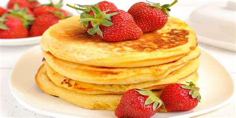 Panqueques de avena con fresas y miel