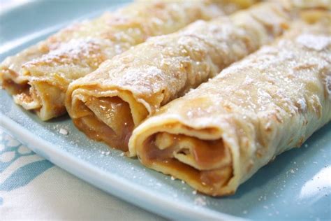 Panqueques rellenos de manjar espolvoreados con azúcar flor