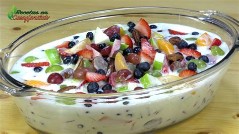 Panqueques servidos con Leche Condensada La Lechera® y frutas