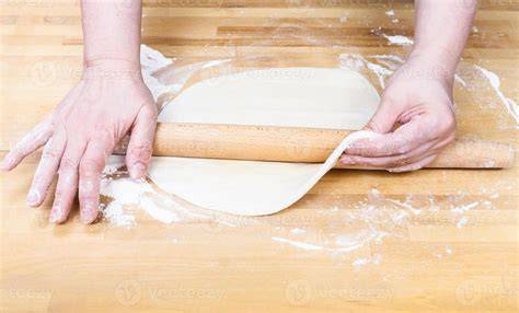 Persona estirando la masa de Pane Carasau