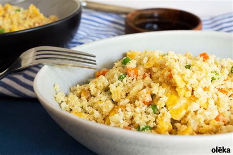 Plato de arroz de coliflor colorido con verduras frescas