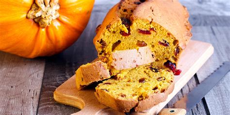 Pan de calabaza cortado en rebanadas con especias