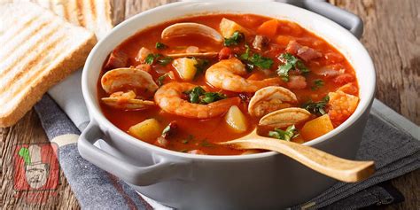 Plato de sopa de mariscos mexicana humeante con tortillas