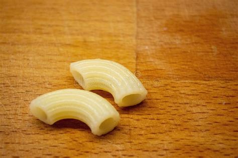 Plato de macarrones cocidos sobrantes sobre una tabla de cortar