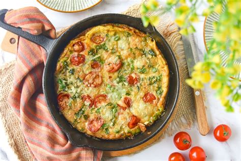 Frittata de pasta en una sartén