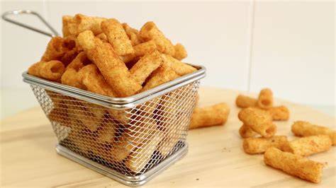 Snack de pasta frita y crujiente en un bol