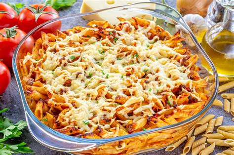 Macarrones gratinados con queso y tomate