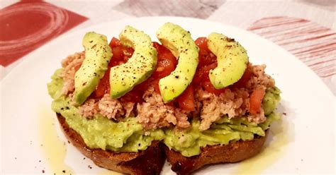 Salsa de atún y ricotta con pan tostado