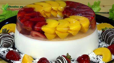 Torta de gelatina con leche decorada con frutas frescas