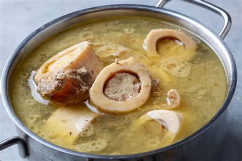 Caldo de huesos servido en tazón