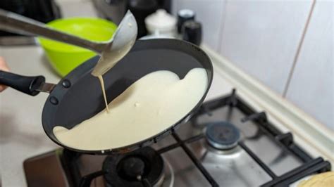 Sartén con crepes cocinándose